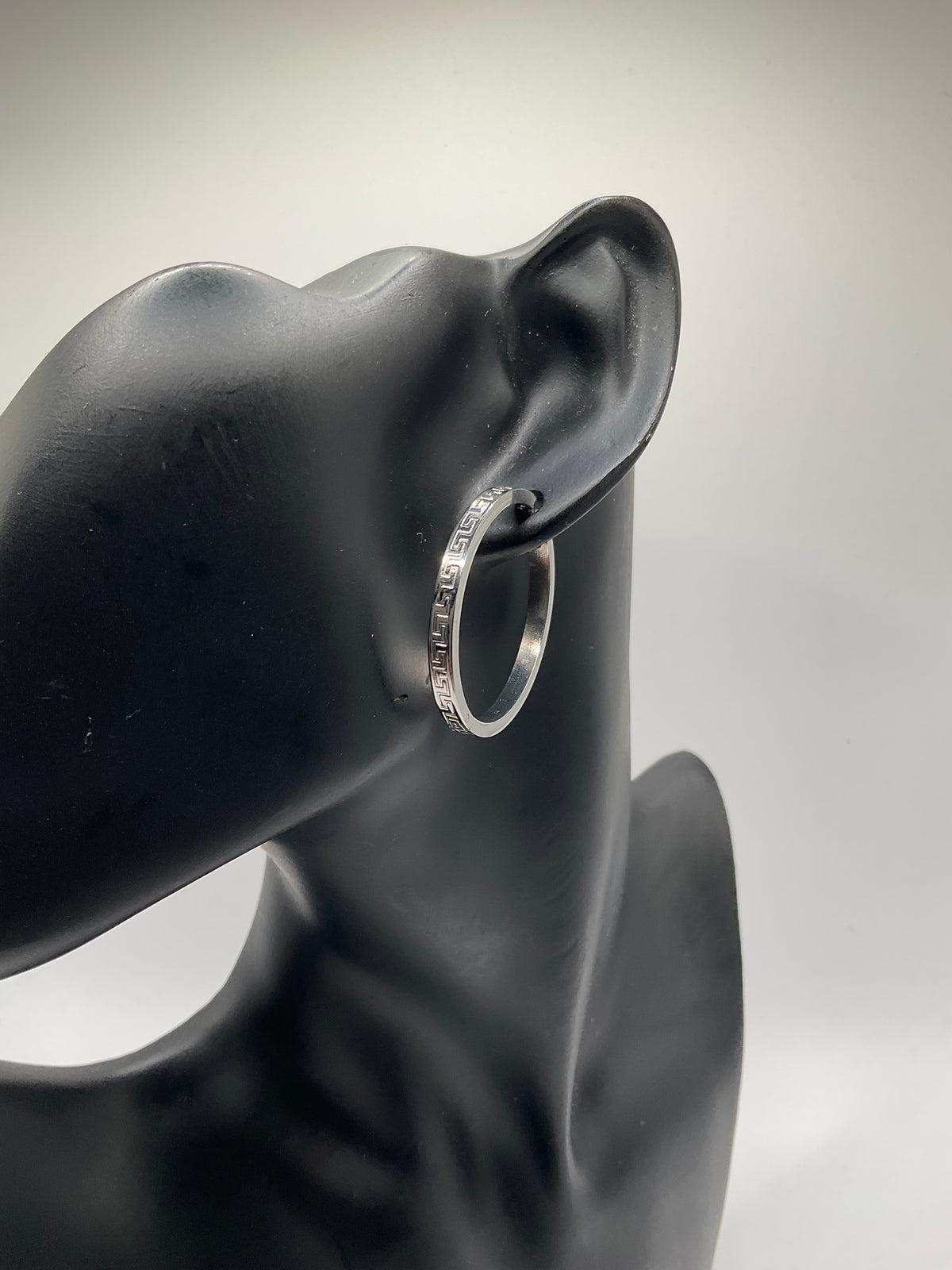 Boucles d’oreilles créoles argentées – Motif géométrique