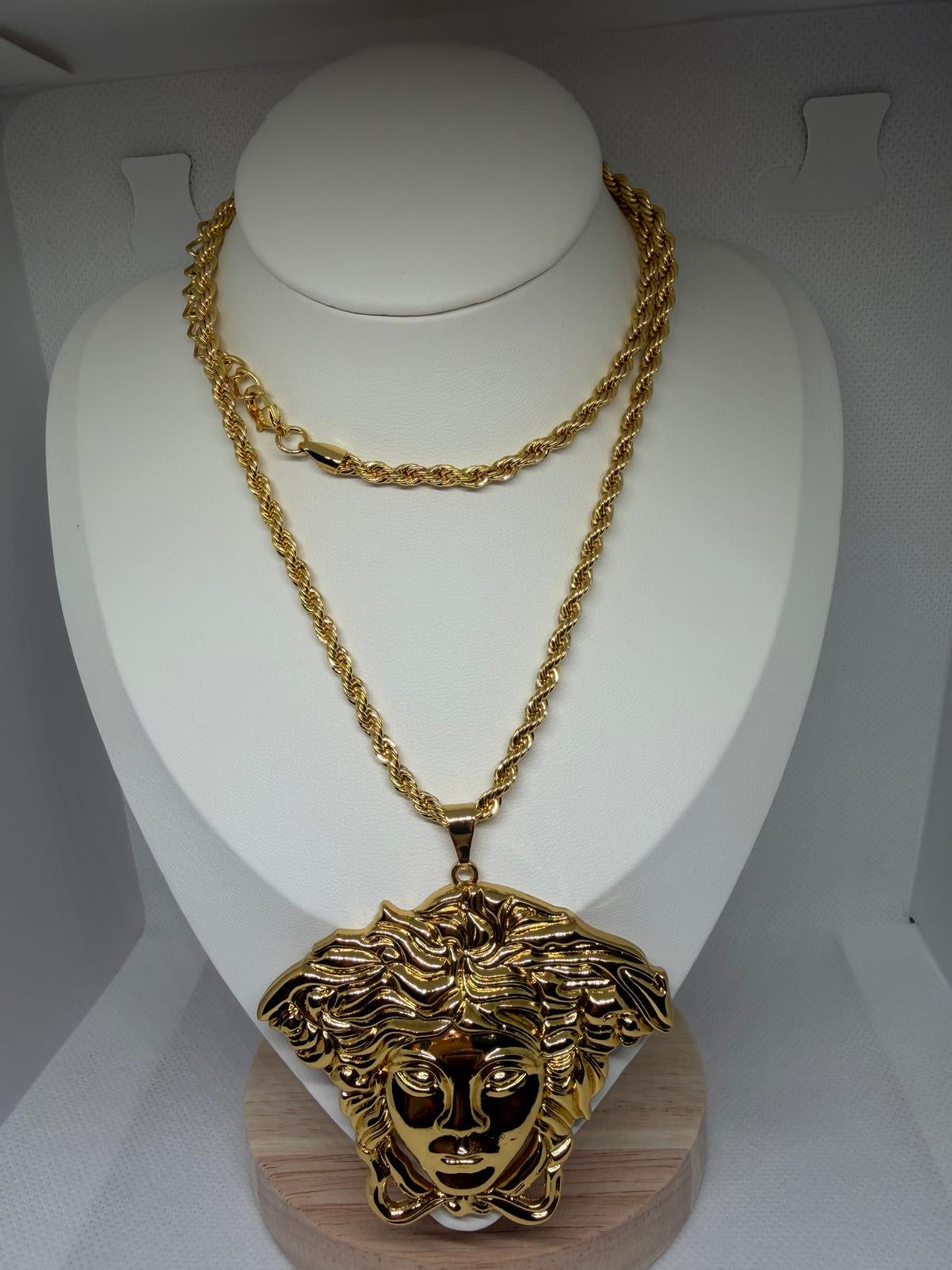 ✨ Collier Médaillon Doré – Tête de Méduse