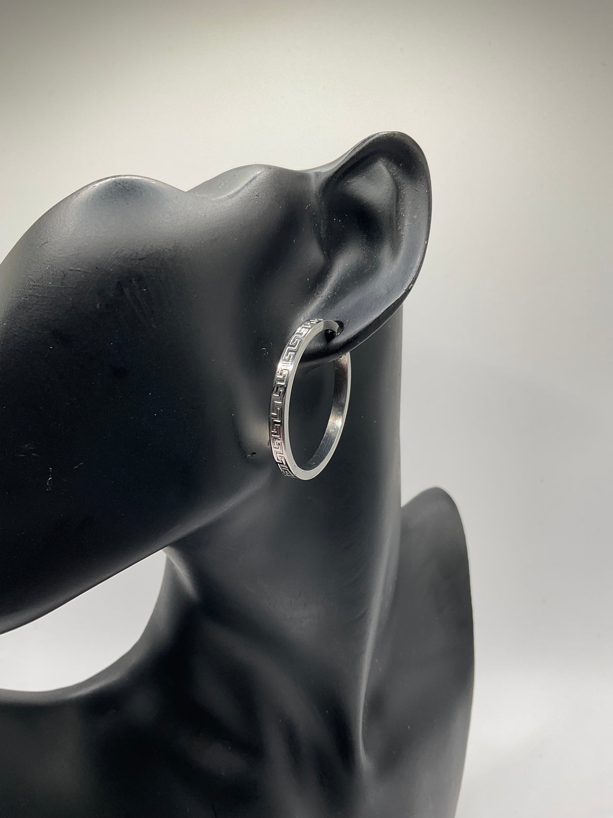Boucles d’oreilles créoles argentées – Motif géométrique
