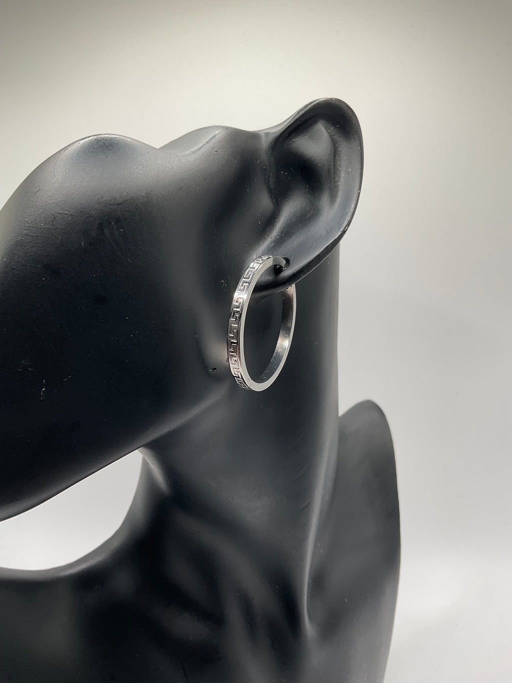 Boucles d’oreilles créoles argentées – Motif géométrique