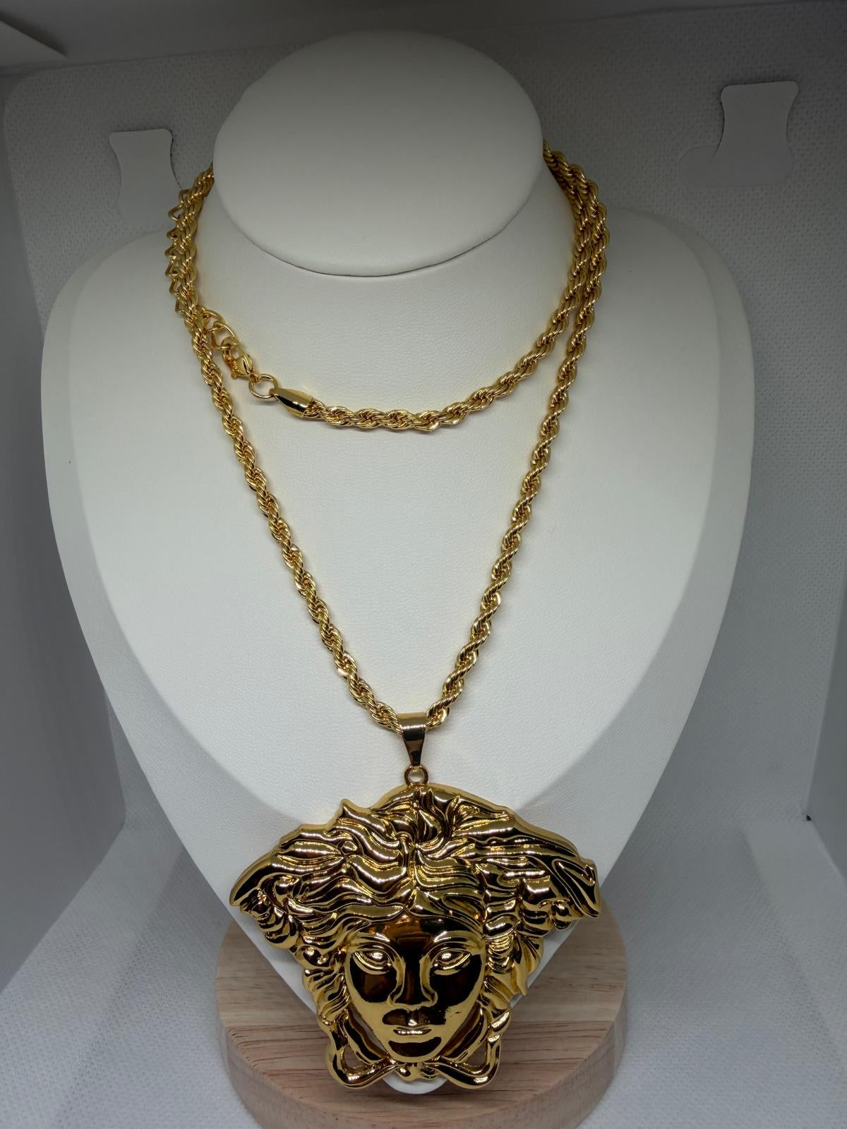 ✨ Collier Médaillon Doré – Tête de Méduse